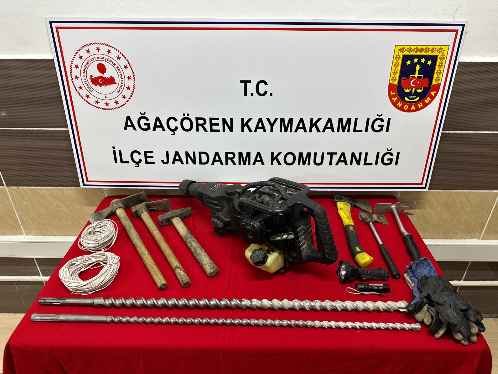  Aksaray'da Kaçak Kazı Operasyonu: 3 Şüpheli Suçüstü Yakalandı